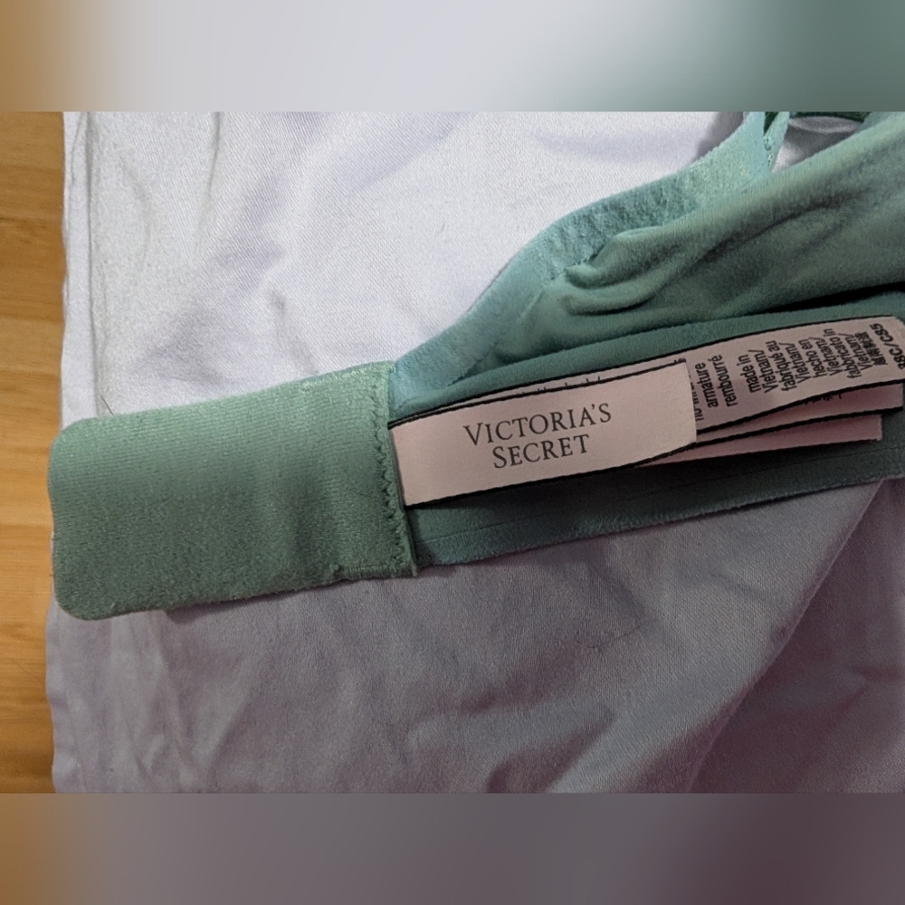 Victoria’s Secret Love Cloud Smooth Wireless Push-Up Plunge Bra Sage Green 38C - Picture 13 of 13